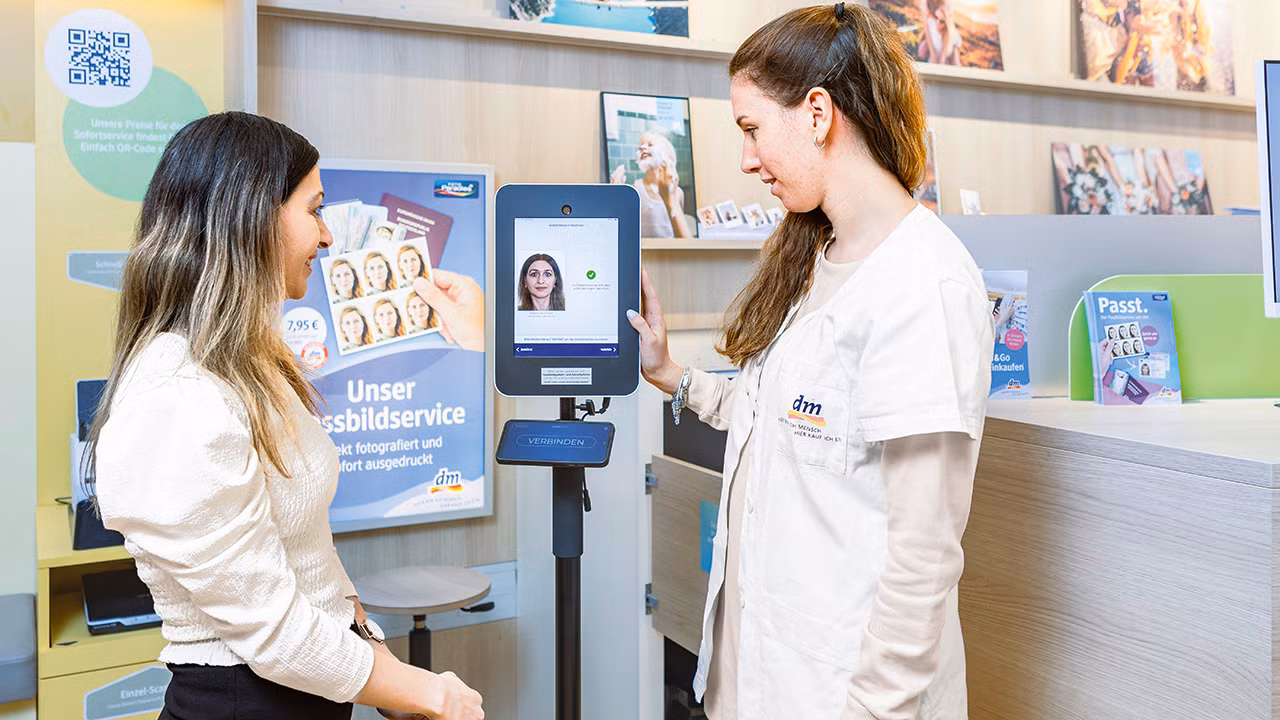 Pressebild dm-Passbildservice dm-drogerie markt