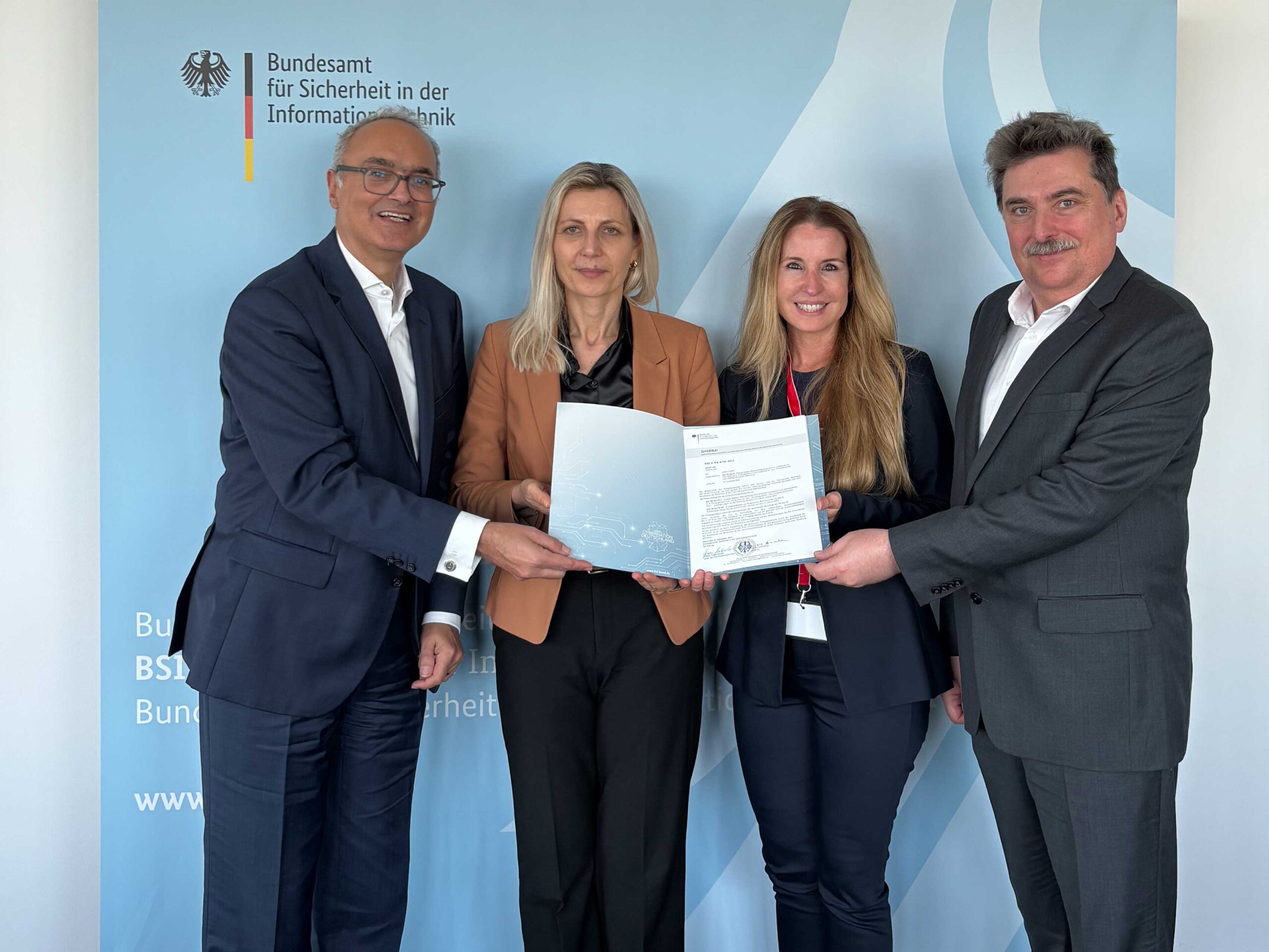 (v.l.n.r.) Sandro Amendola (BSI), Nevena Rupp (BSI), Nicole Leus (pixolo), Dr. Adam Czajka (pixolo)