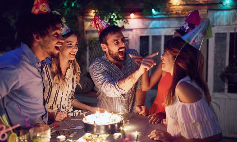 Große Geburtstagsfeier planen: Der ultimative Guide, um Gäste den ganzen Abend zu unterhalten